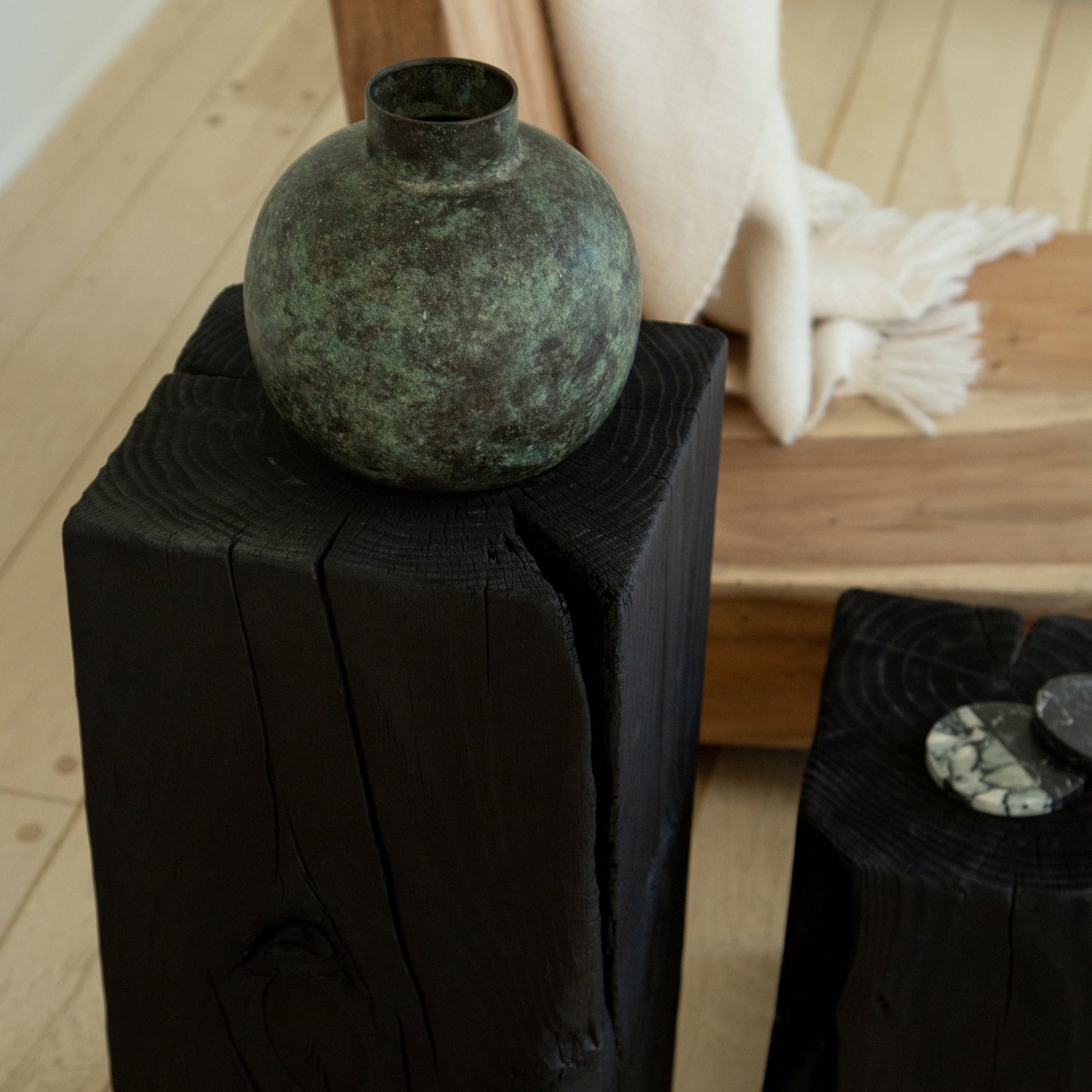 Piédestal de sculpture au fusain - Moyen